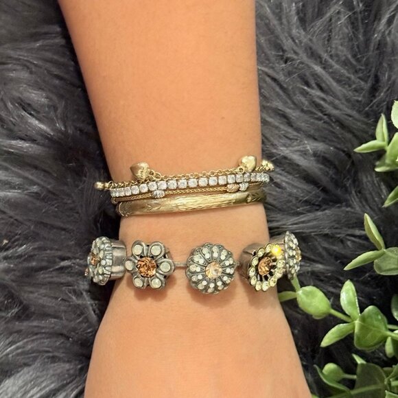 Mariana Flower Bracelet - Picture 7 of 7